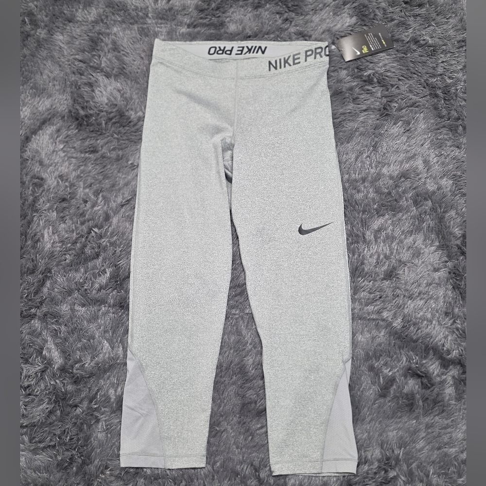 Nike Pro -Dri Fit - Capri Leggings. NWT. Size M